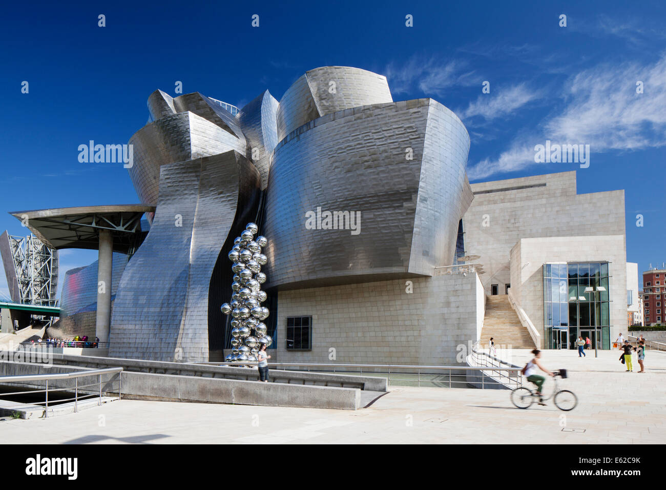 Vista generale del lato nord della facciata del Guggenheim Museum Bilbao Bilbao, Spagna. Foto Stock