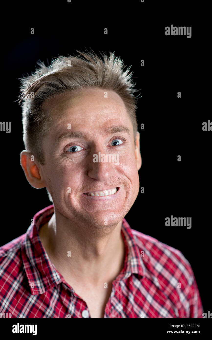 Headshots su nero di guardare un buon uomo nei suoi anni trenta con varie espressioni del viso. Foto Stock