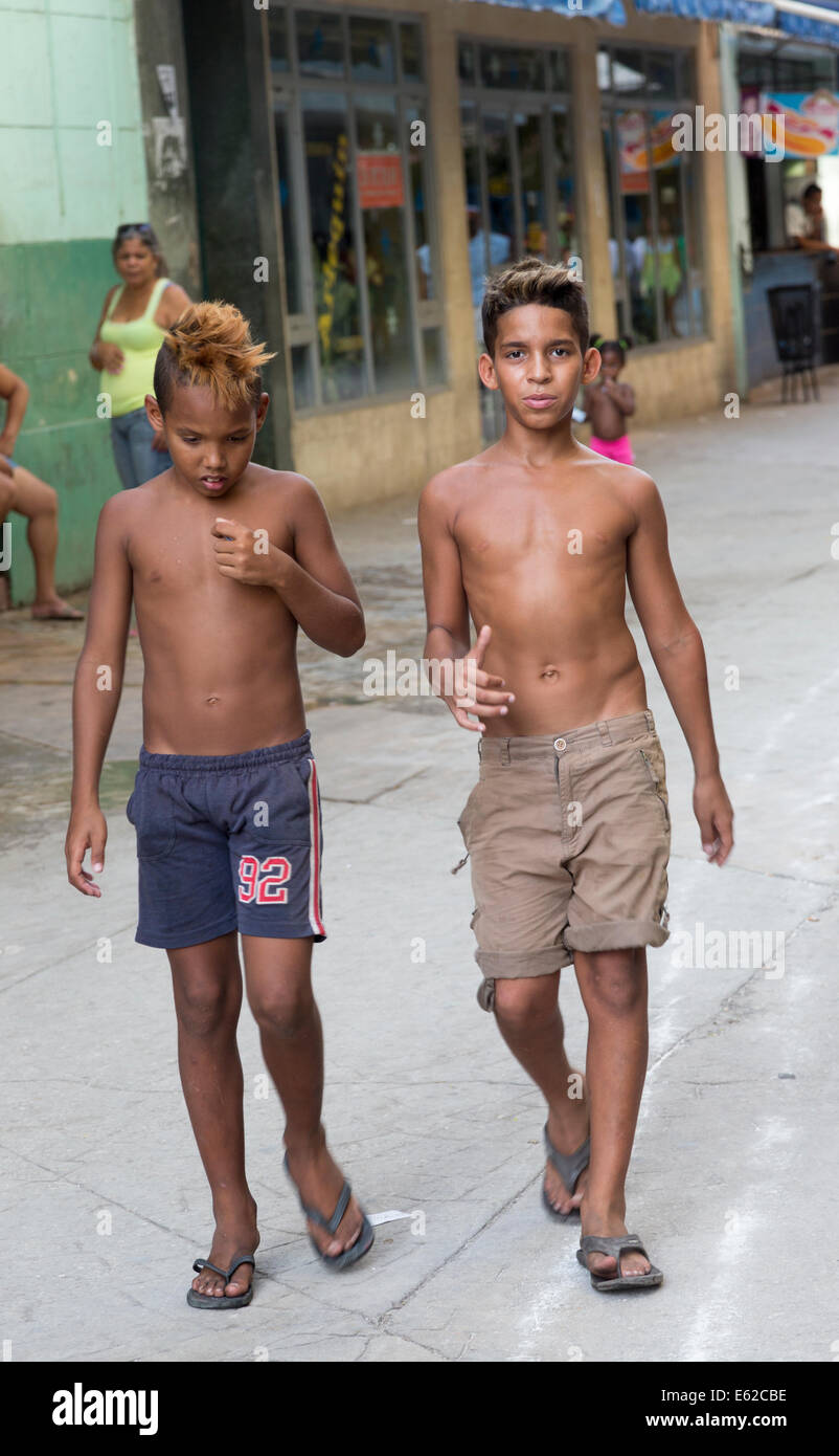 Ragazzi su strada vecchia Havana, Cuba Foto Stock