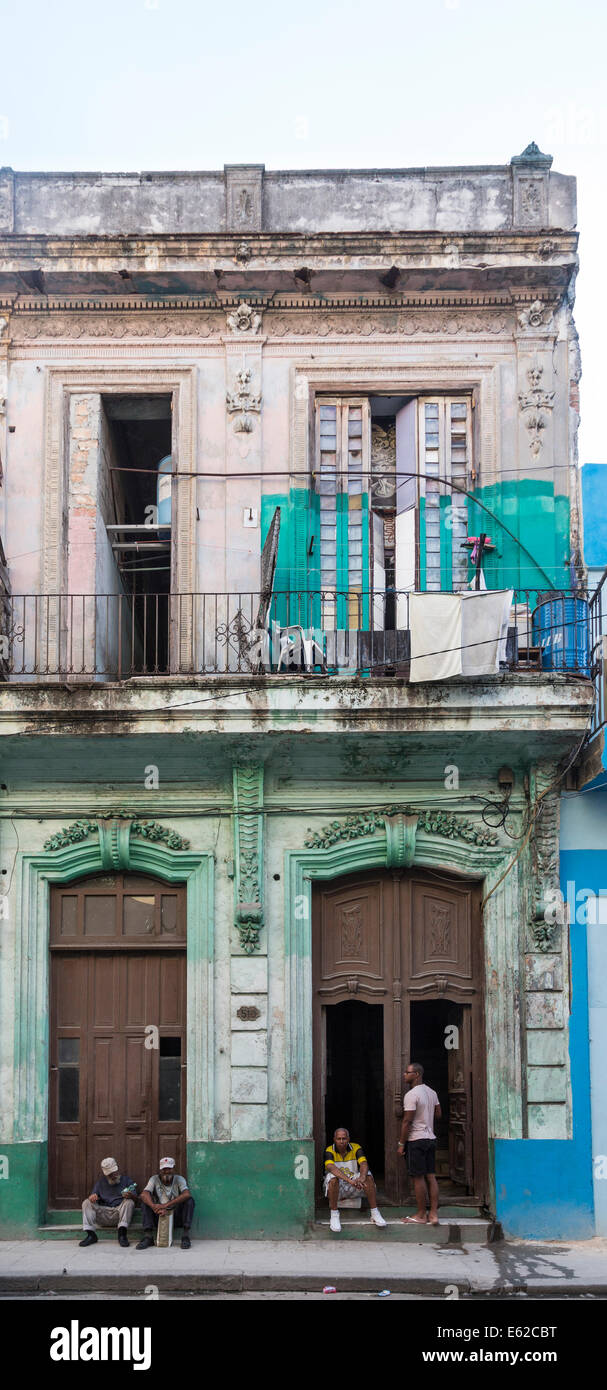 I cubani nel vecchio edificio di appartamenti Vecchia Havana, Cuba Foto Stock