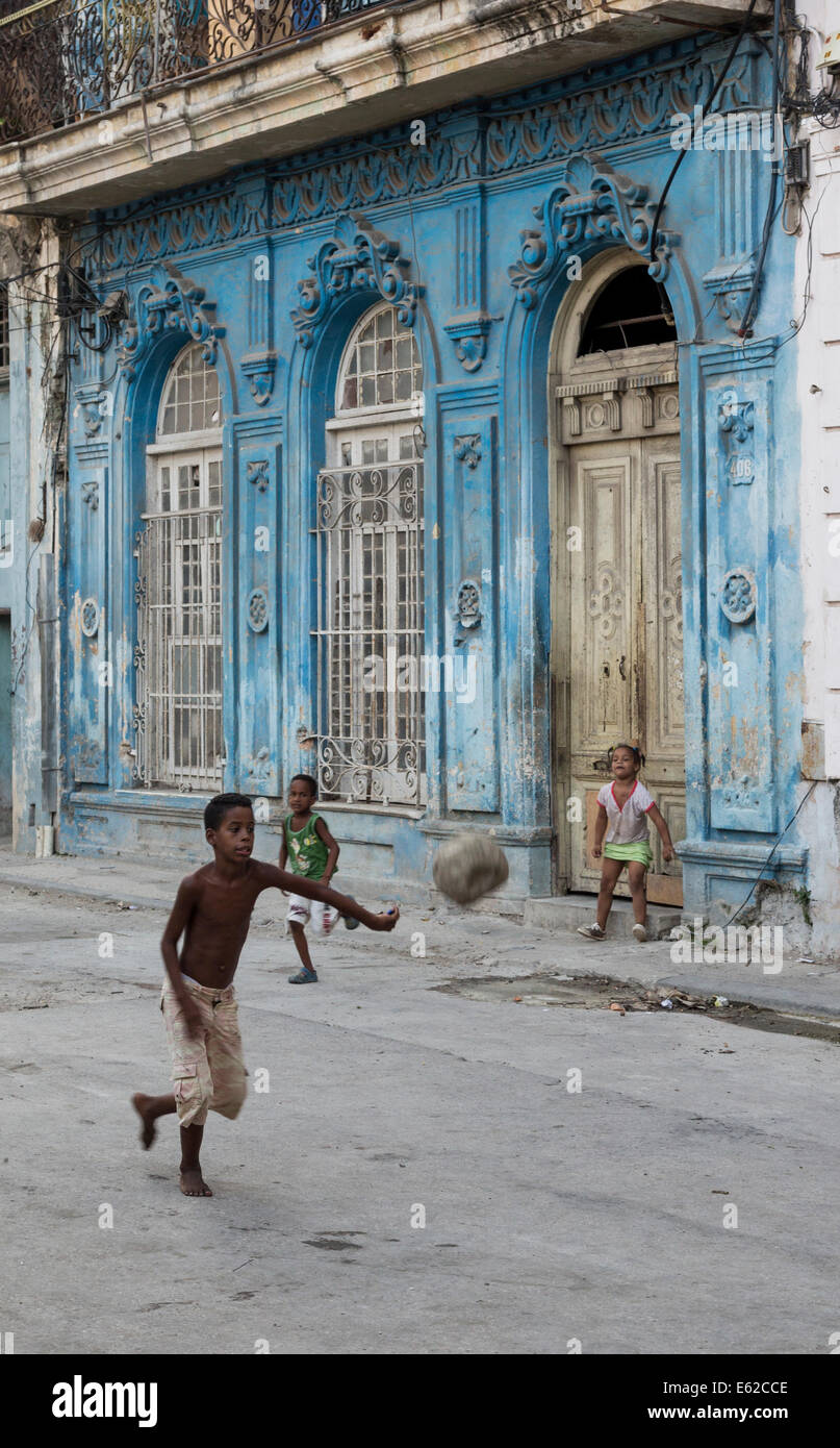 Ragazzi che giocano a calcio sulla strada vecchia Havana, Cuba Foto Stock