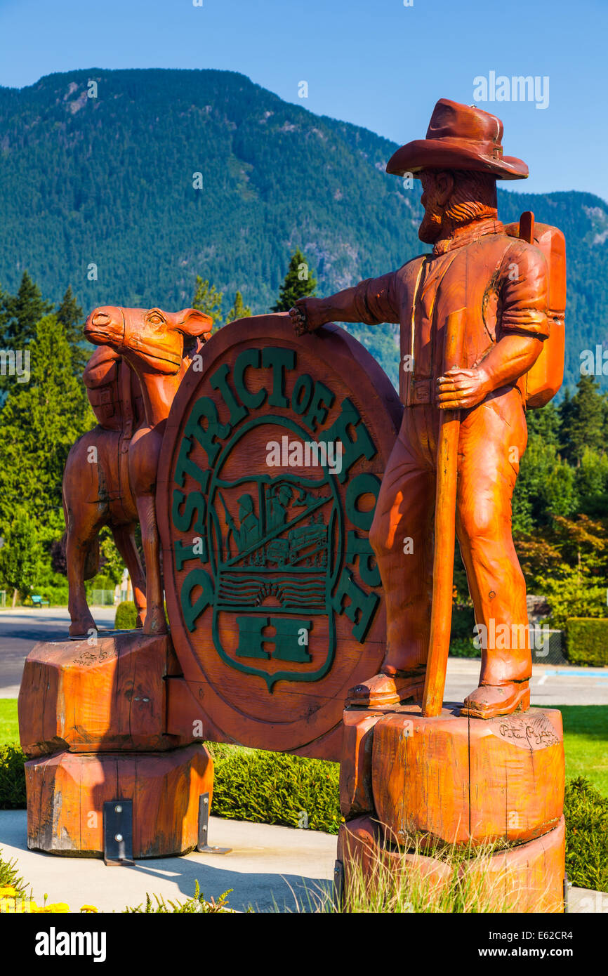 In legno intagliato caratteri e segno di speranza, British Columbia, Canada Foto Stock