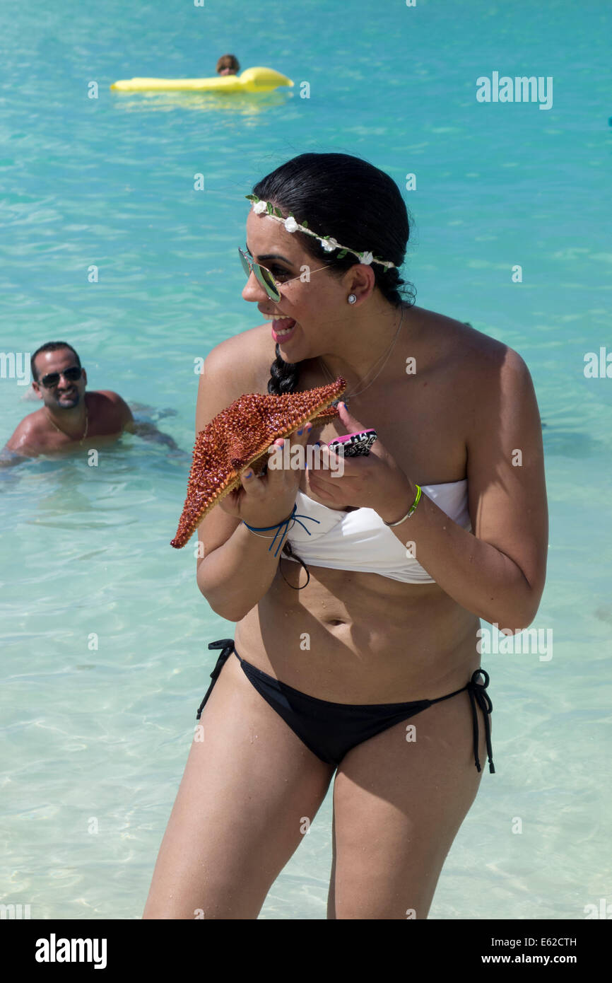 Ragazza in Bikini con stelle marine, Cable Beach, Bahamas Foto stock - Alamy
