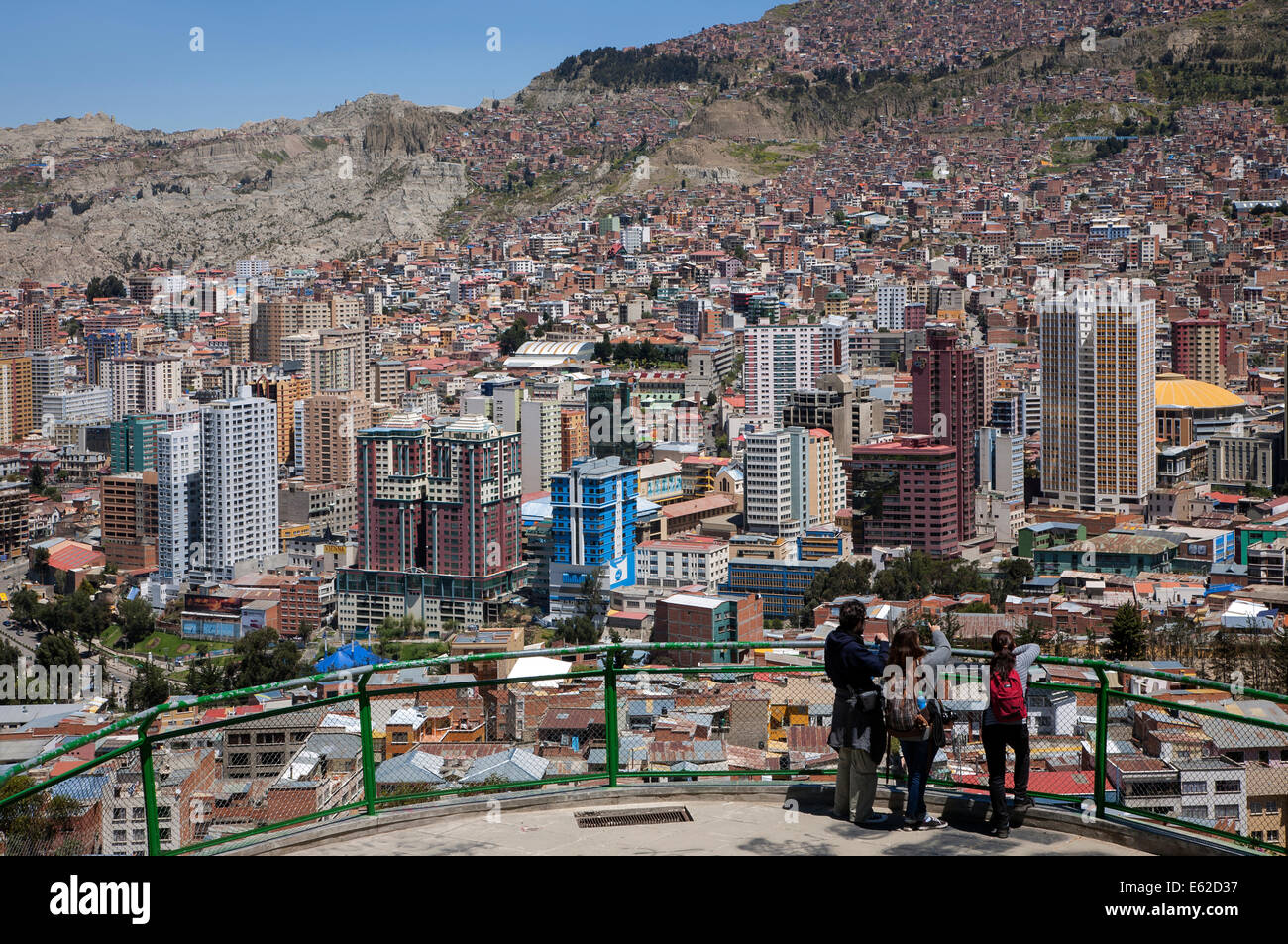 I turisti contemplando La Paz dal Kili Kili viewpoint. La Paz. Bolivia Foto Stock