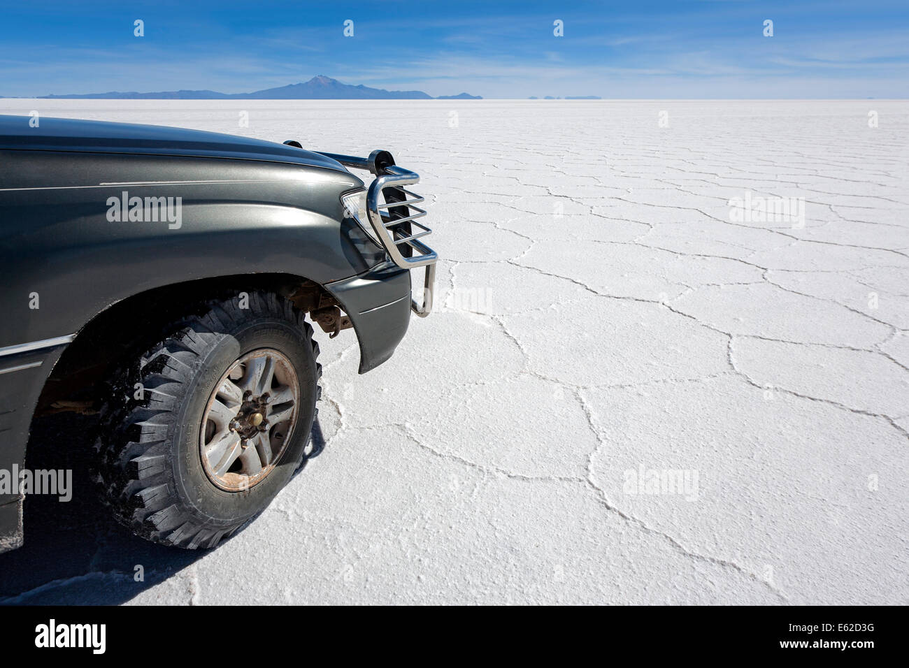 Auto e sale esagoni. Salar de Uyuni. Bolivia Foto Stock