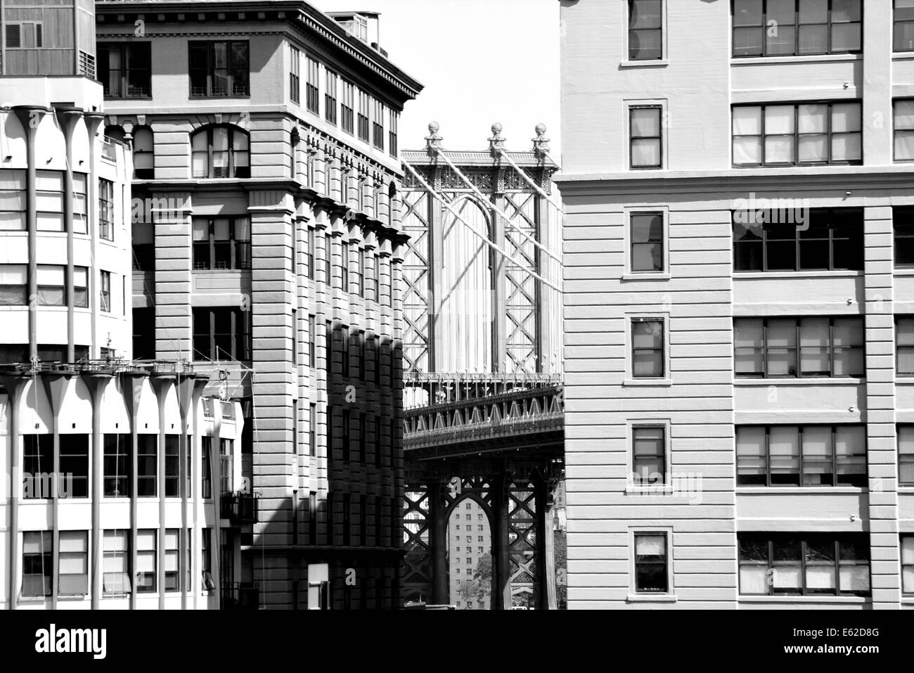Manhattan Bridge come si vede dal Dumbo quartiere di Brooklyn. Foto Stock
