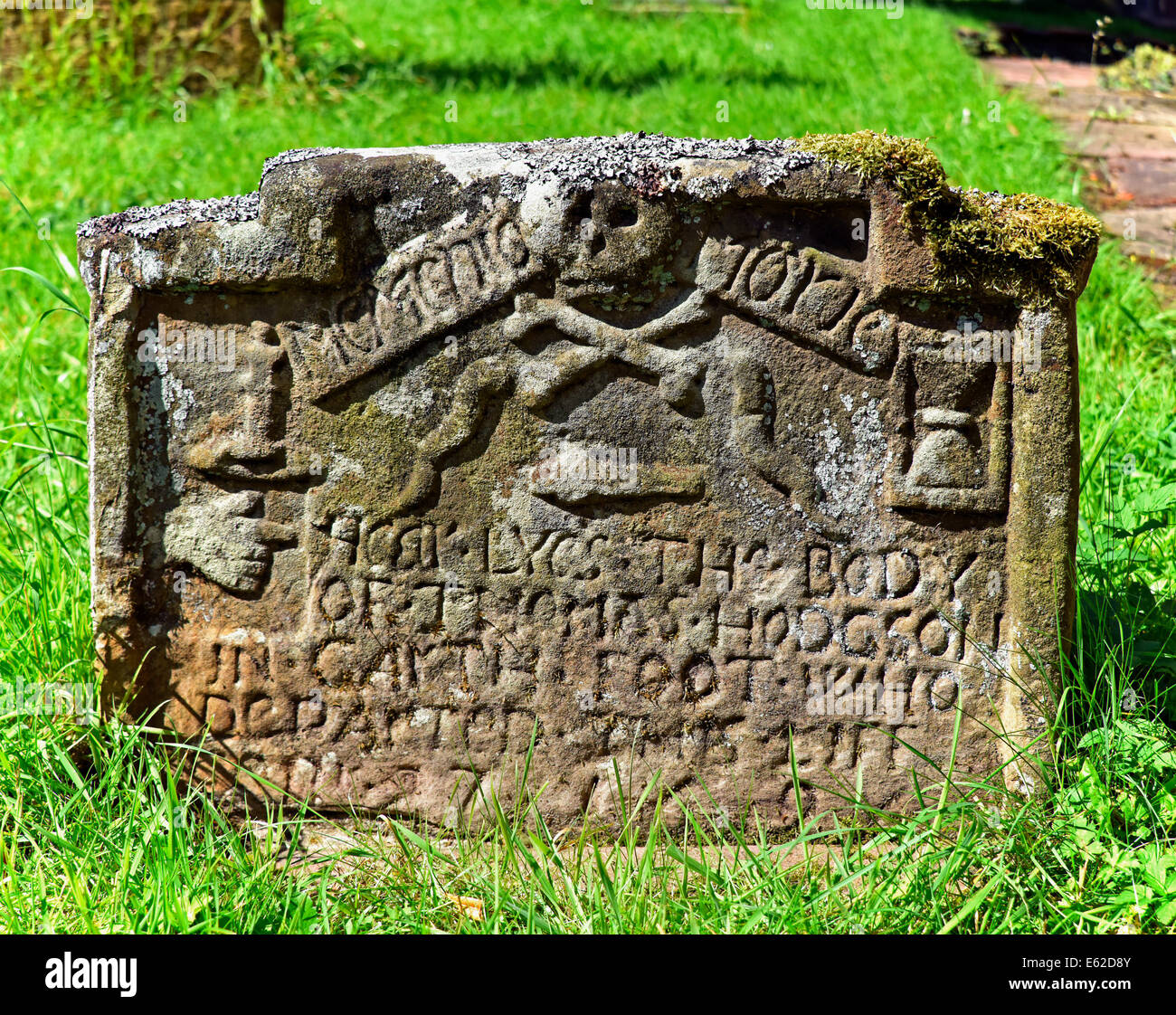 18th.secolo pietra tombale. Chiesa di San Pietro. Castello Carrock, Cumbria, England, Regno Unito, Europa. Foto Stock
