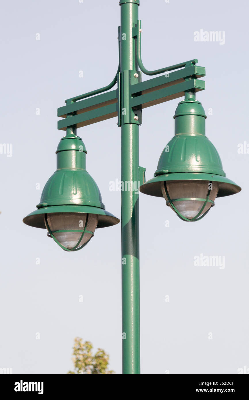 Green stell luce standard con due lampade pensili Foto Stock