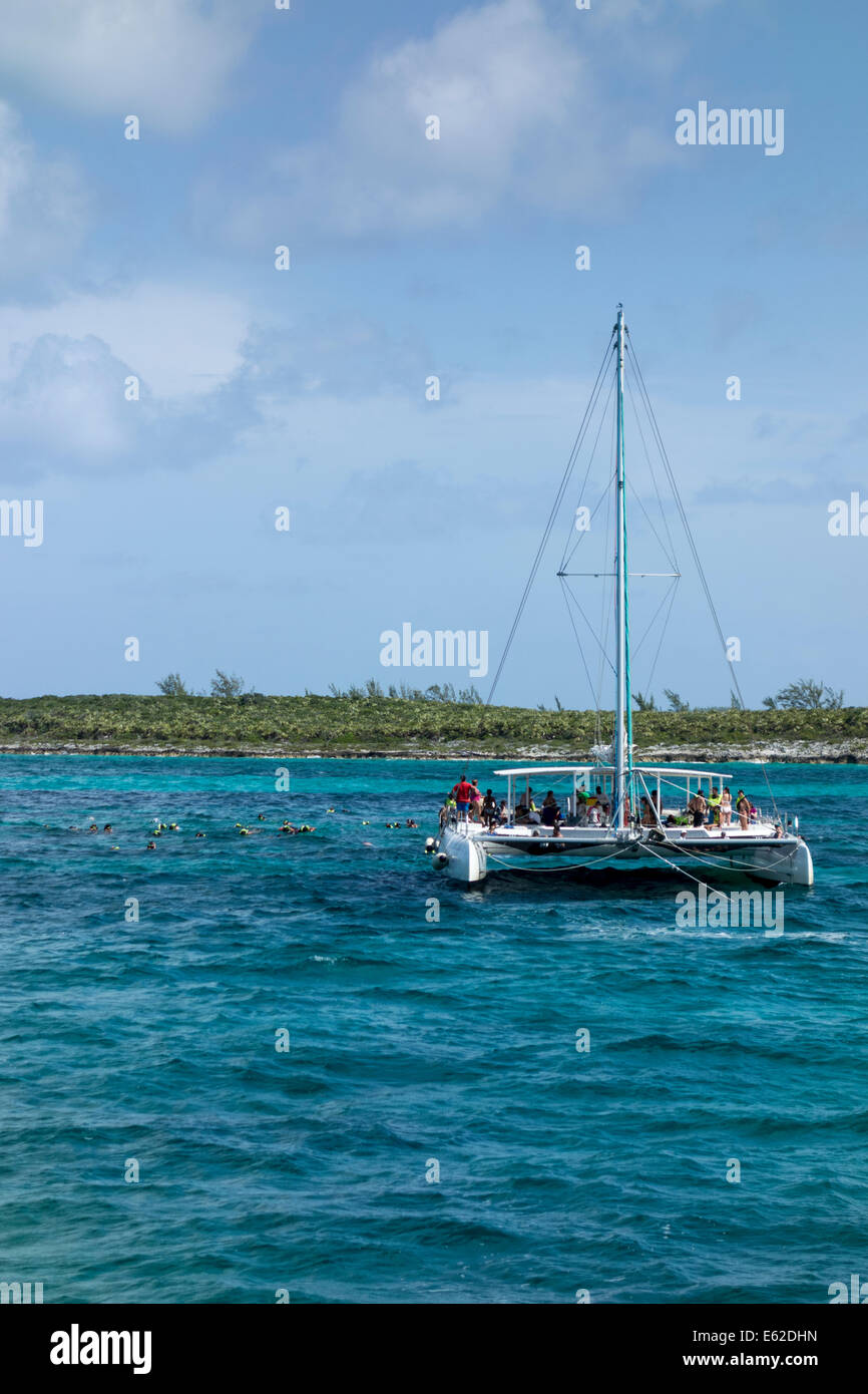 Snorkeling e catamarano, vicino a Rose Island, Bahamas Foto Stock