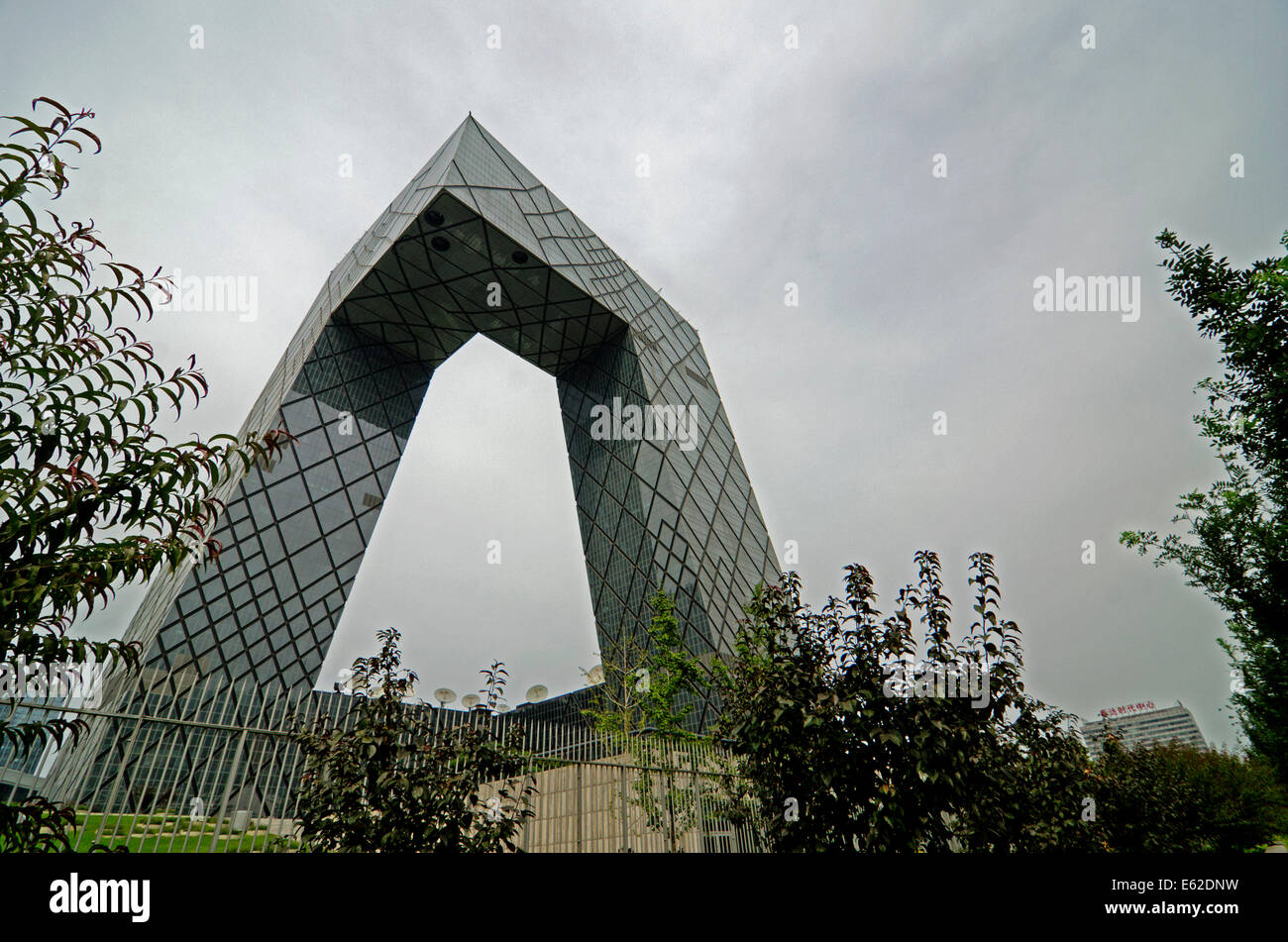 Vista grandangolare dal livello della strada della sede TVCC, chiamata anche "i pantaloni", con la sua architettura inusabile progettata da REM Koolhaas e Ole Scheeren di OMA, che erano gli architetti responsabili dell'edificio, mentre Cecil Balmond di Arup forniva la complessa progettazione. La torre è un grattacielo di 234 metri (768 piedi), a 51 piani sulla East Third Ring Road, Guanghua Road nel quartiere di Chaoyang a Pechino, Cina. © Olli Geibel Foto Stock