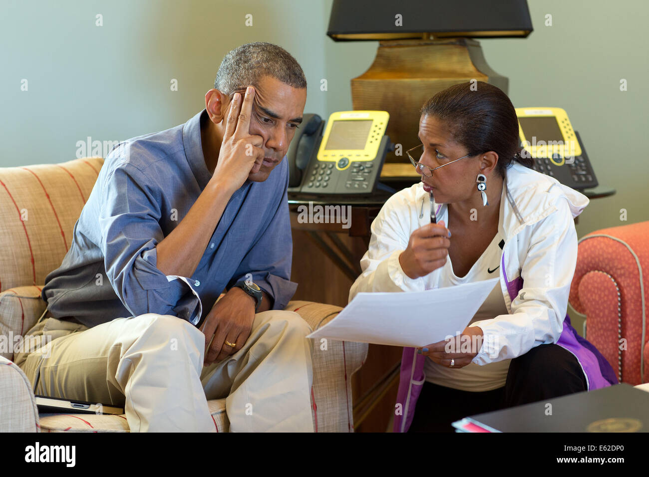 Il Presidente Usa Barack Obama parla con National Security Advisor Susan E. del riso in seguito a chiamate telefoniche con leader stranieri per discutere il peggioramento della situazione in Iraq 11 Agosto 2014 in Chilmark, Massachusetts. Foto Stock