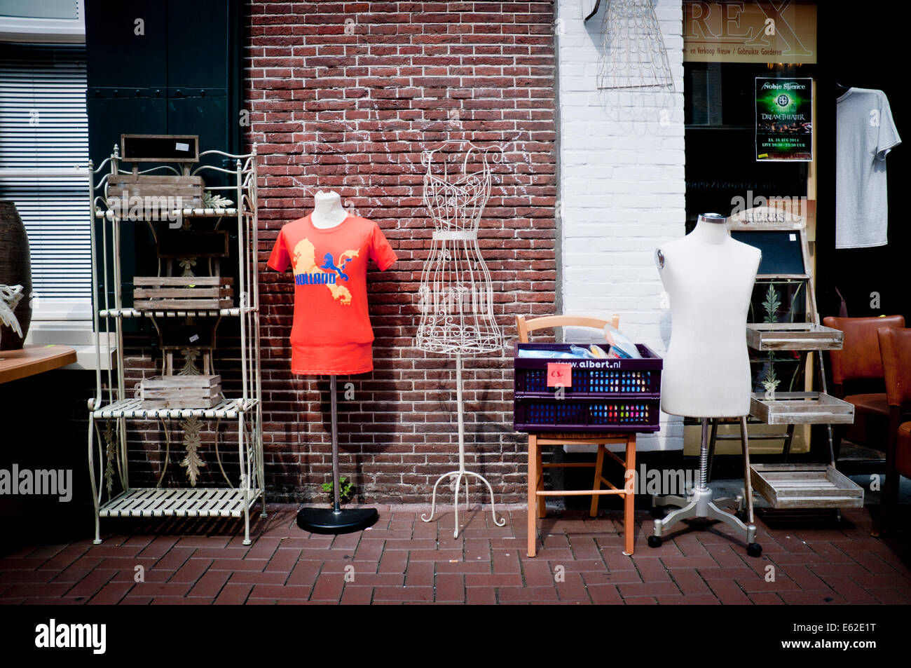 Gli elementi al di fuori di un negozio di posta indesiderata in Leiden, Paesi Bassi, con un vintage maglietta arancione dicendo 'HOLLAND' Foto Stock