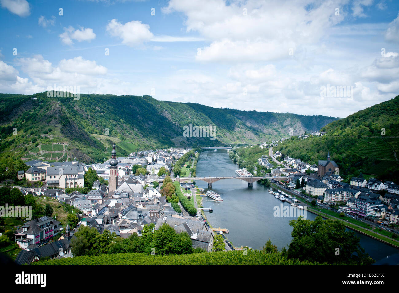 Vista del fiume Cochemand Mosel (Mosella) dal Castello di Reichsburg Renania-Palatinato, Germania Foto Stock