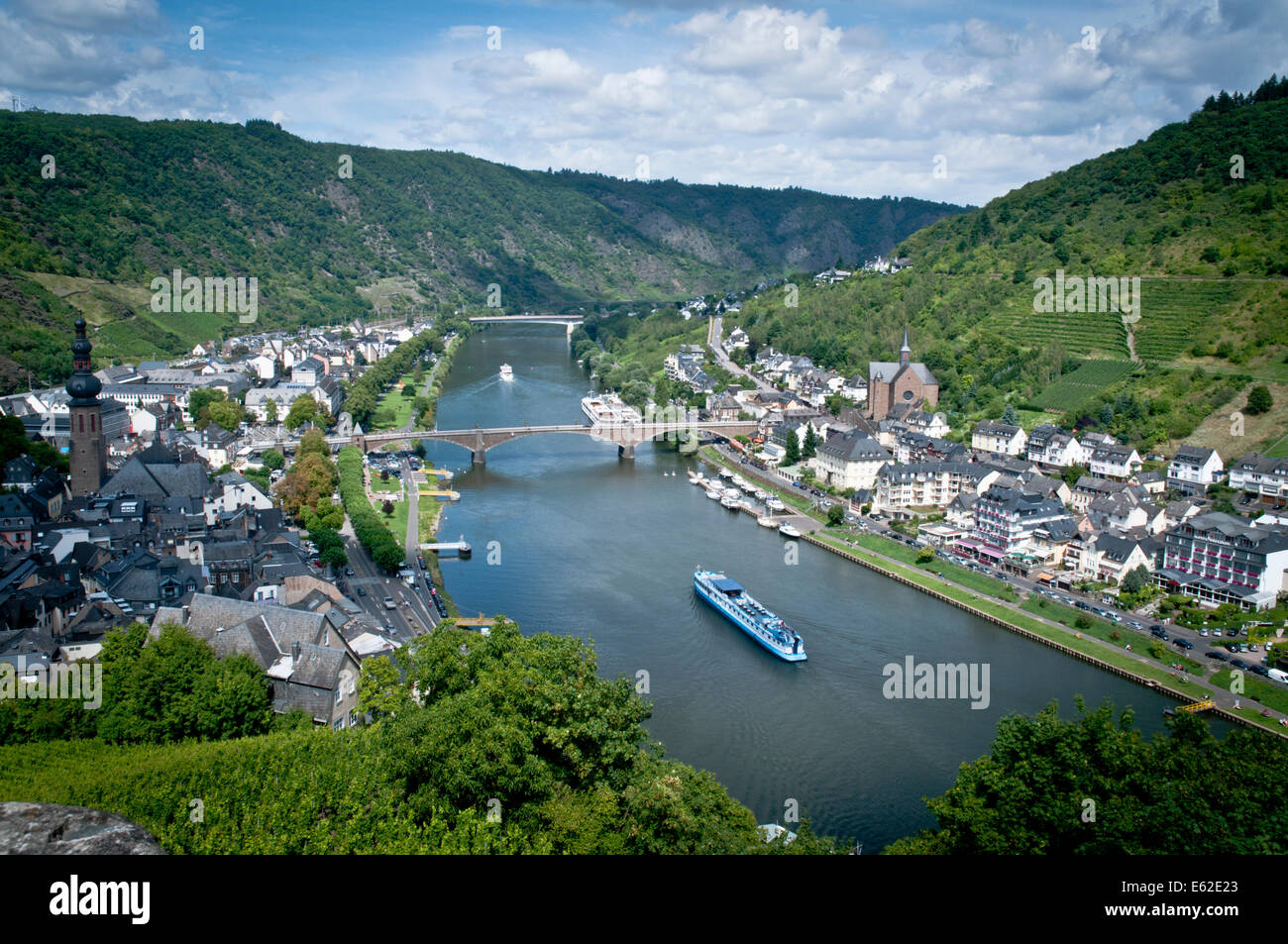 Vista di Cochem e sul fiume Mosel (Mosella) dal Castello di Reichsburg Renania-Palatinato, Germania Foto Stock