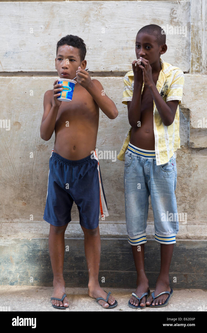 Ragazzi su strada vecchia Havana, Cuba Foto Stock