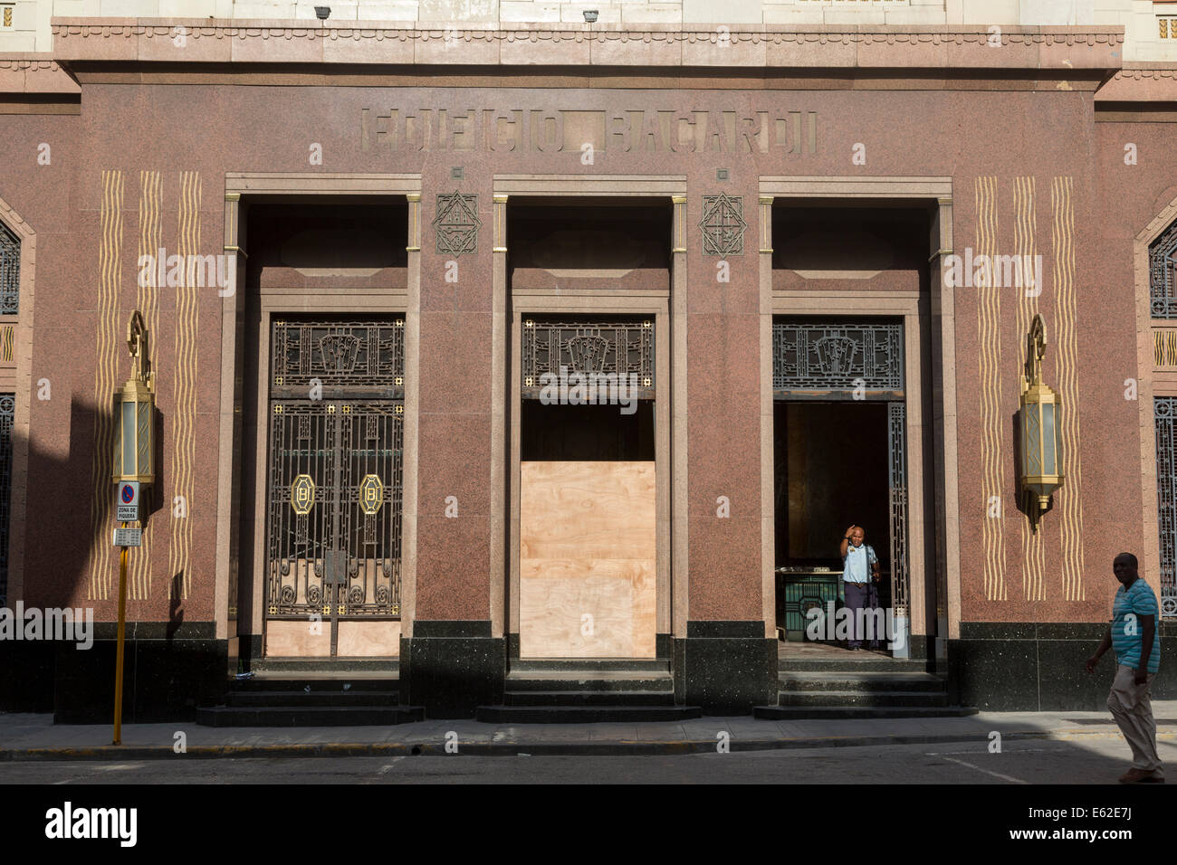 Ingresso, Bacardi building, capolavoro di art deco, Havana, Cuba Foto Stock