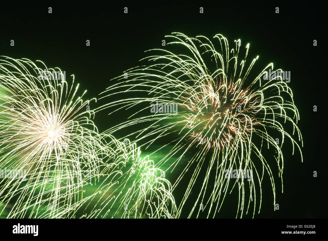 Il verde di fuochi d'artificio dal nazionale campionati di fuochi d'artificio. Foto Stock