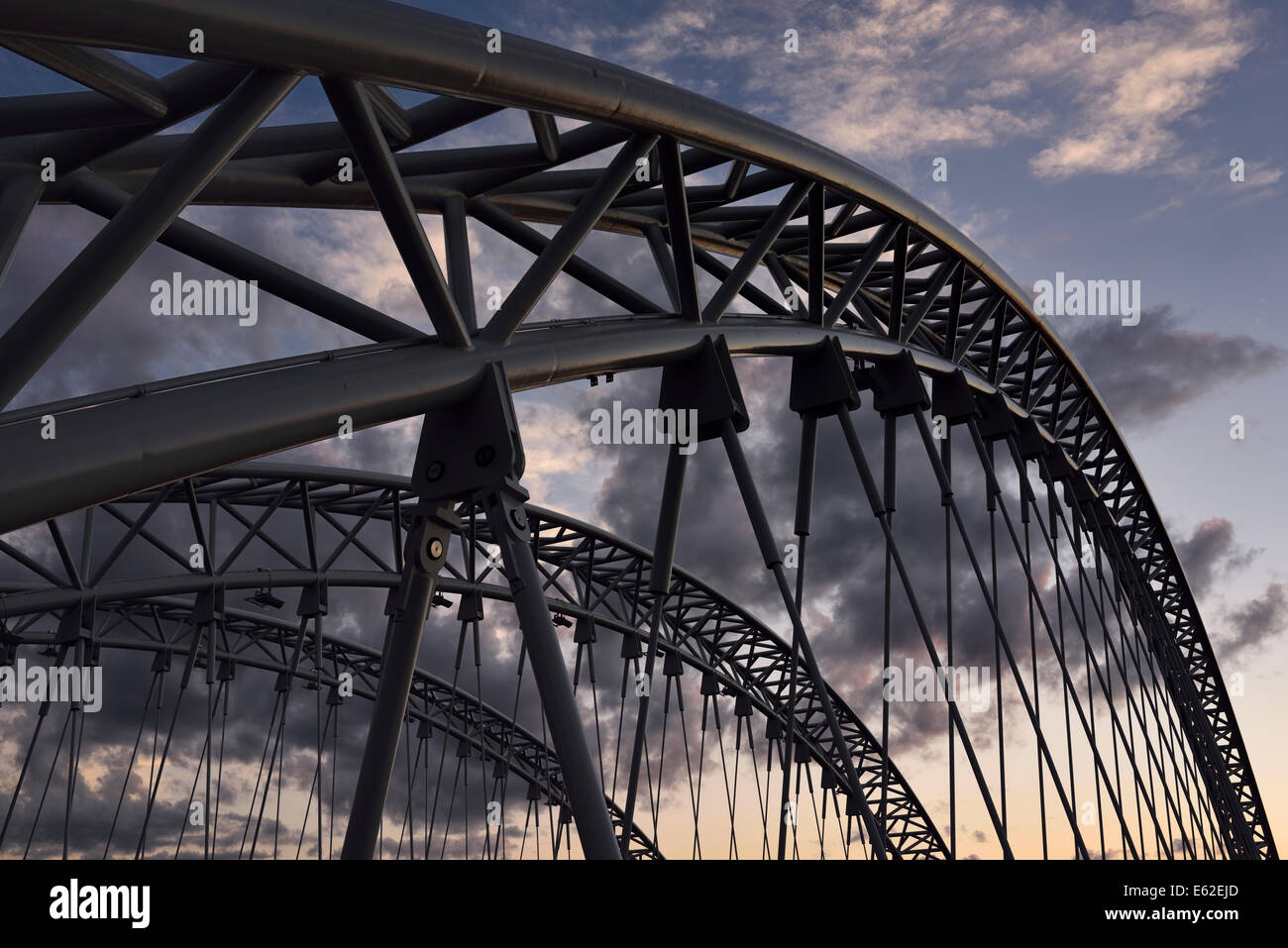 Arcuata di travi di acciaio al tramonto del nuovo strandherd armstrong ponte sopra il fiume rideau ottawa Foto Stock