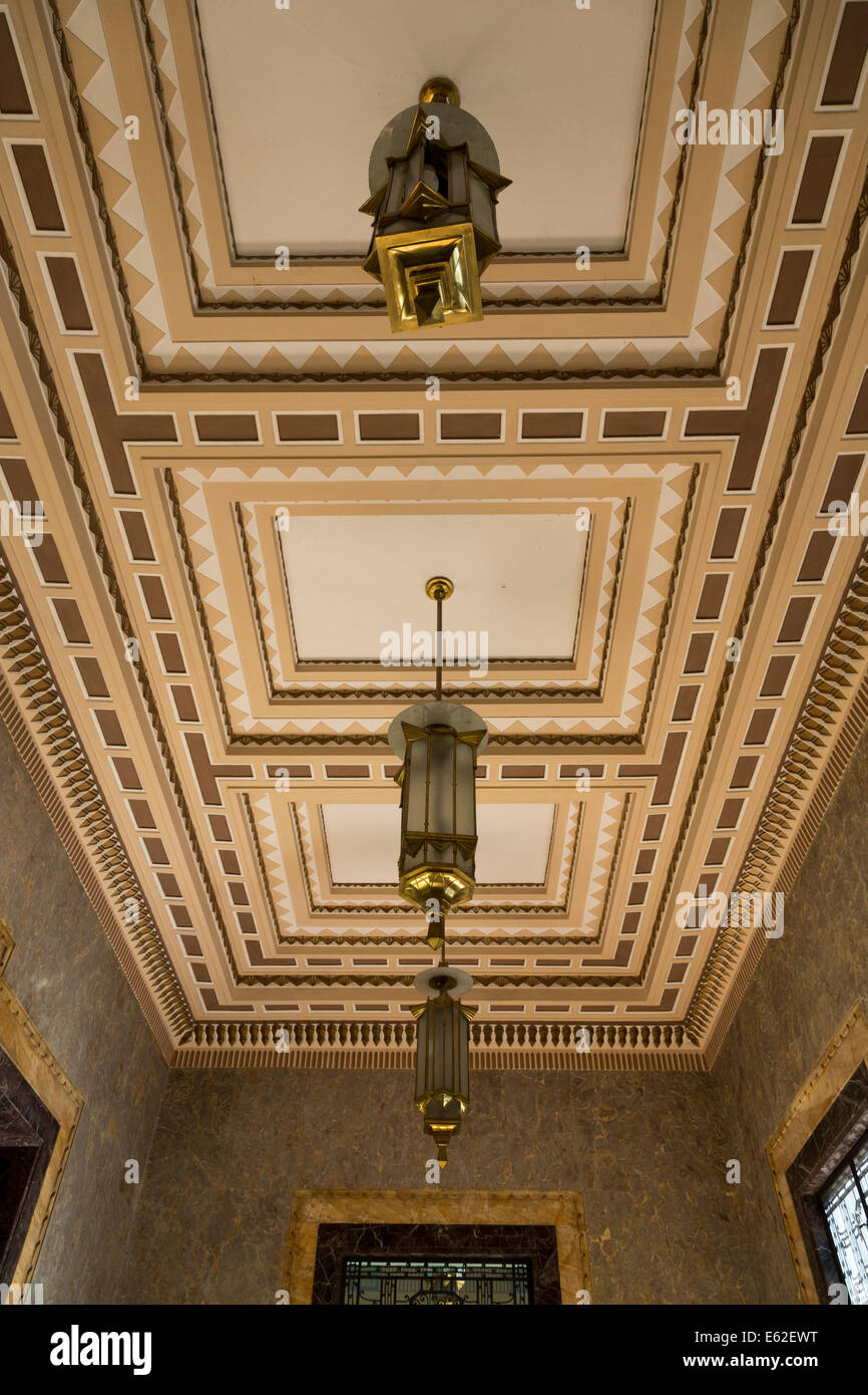 Particolare del soffitto della lobby, Bacardi building, capolavoro di art deco, Havana, Cuba Foto Stock