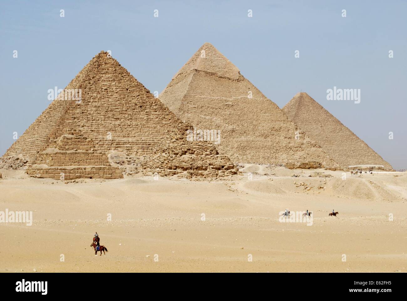 Le piramidi egiziane in un caldo giorno egiziano Foto Stock