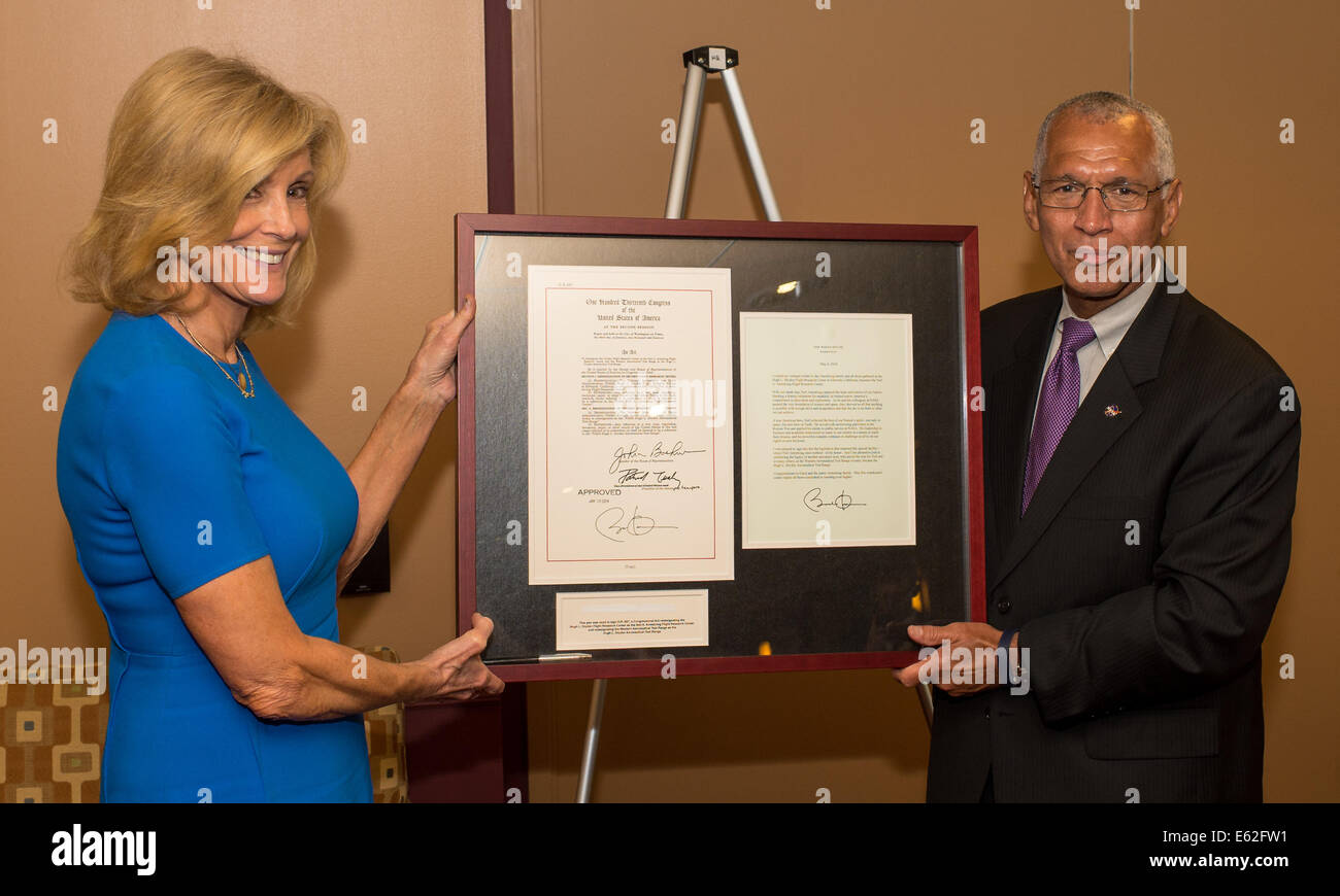 L'amministratore della NASA Charles Bolden presentò un disegno di legge firmato a Carol Armstrong, la vedova del comandante dell'Apollo 11 Neil Armstrong, rinominando l'Hugh L. Dryden Flight Research Center in Neil A. Armstrong Flight Research Center. Foto Stock