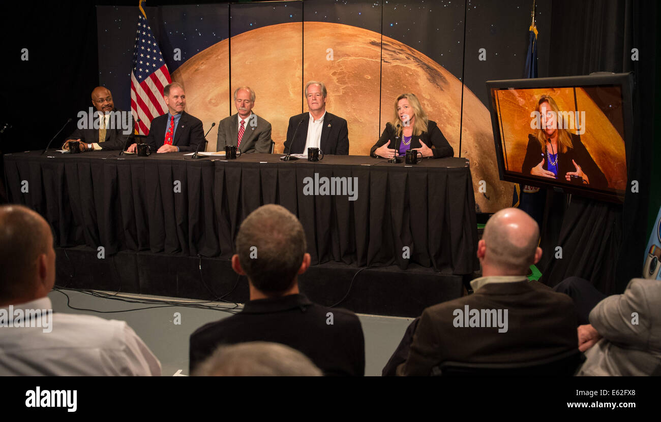 Dwayne Brown, NASA senior public affairs officer, sinistra, John Grunsfeld, astronauta e amministratore di associare per la NASA Scie Foto Stock