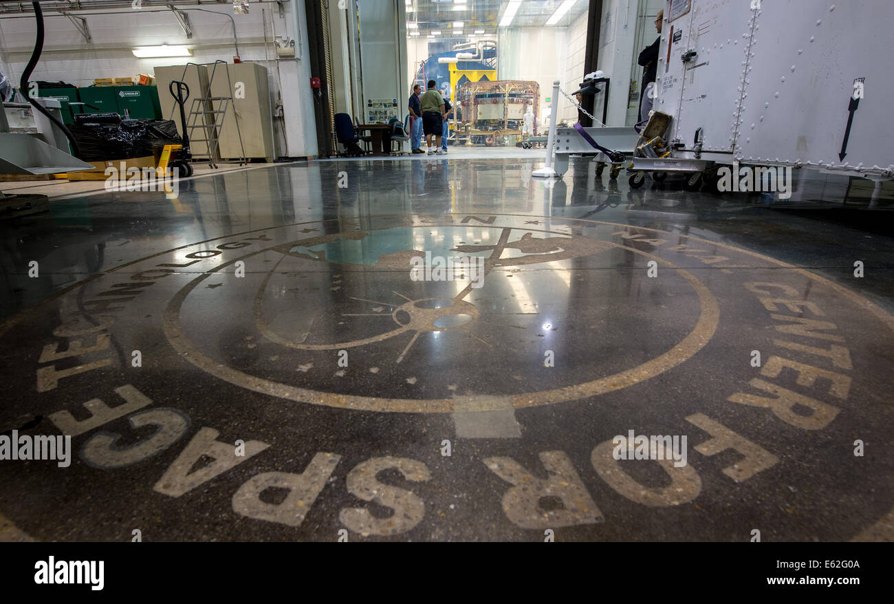 Uno dei veicoli spaziali Magnetospheric Multiscale (MMS) è raffigurato in una camera bianca presso il Naval Research Laboratory. La missione MMS studierà le dinamiche della magnetosfera terrestre e la sua interazione con i venti solari, contribuendo alla comprensione del tempo atmosferico spaziale. Foto Stock