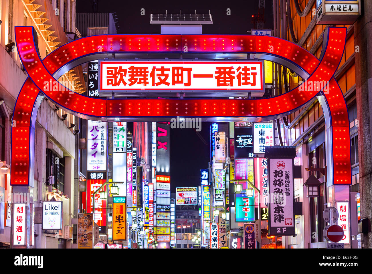 Segni segnano l'ingresso a Kabuki-cho. La zona è una rinomata vita notturna e il quartiere a luci rosse di Tokyo, Giappone. Foto Stock