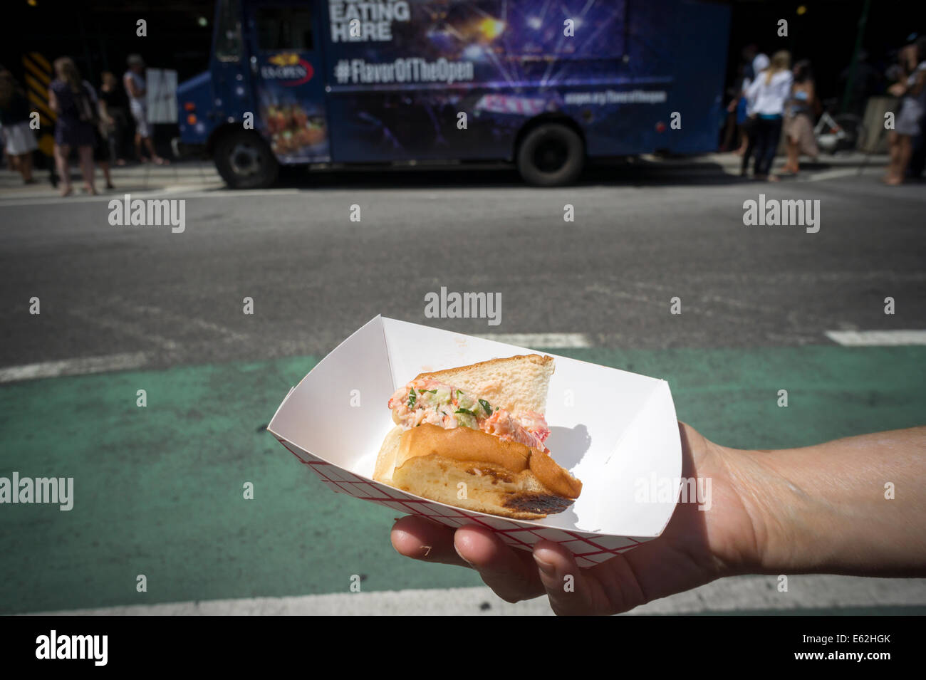 Un buongustai visualizza il suo campione di una libertà Pier Seafood Lobster Roll in Madison Square di New York Foto Stock