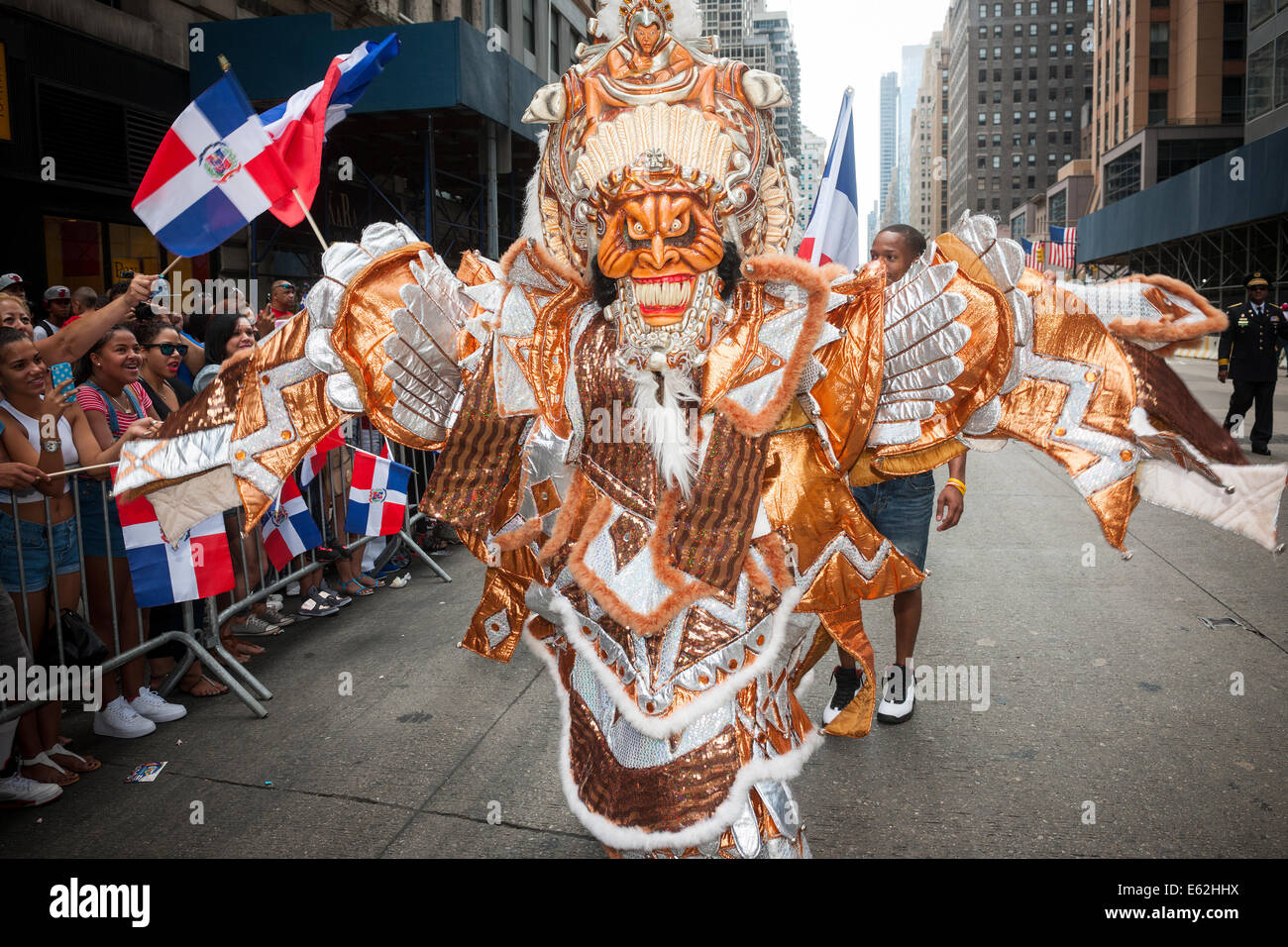 Attori in costume marche alla XXXIII Domenicano annuale parata del giorno in New York Foto Stock