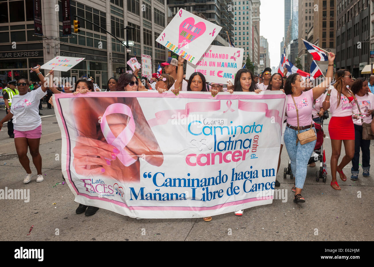 Membri della cura del cancro gruppo di advocacy Caminata Latina contra el cancro marzo la xxxiii domenicano annuale parata del giorno Foto Stock