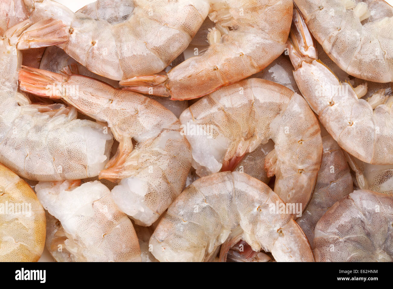 Materie non cotti i gamberetti. Primo piano sullo sfondo di cibo Foto Stock