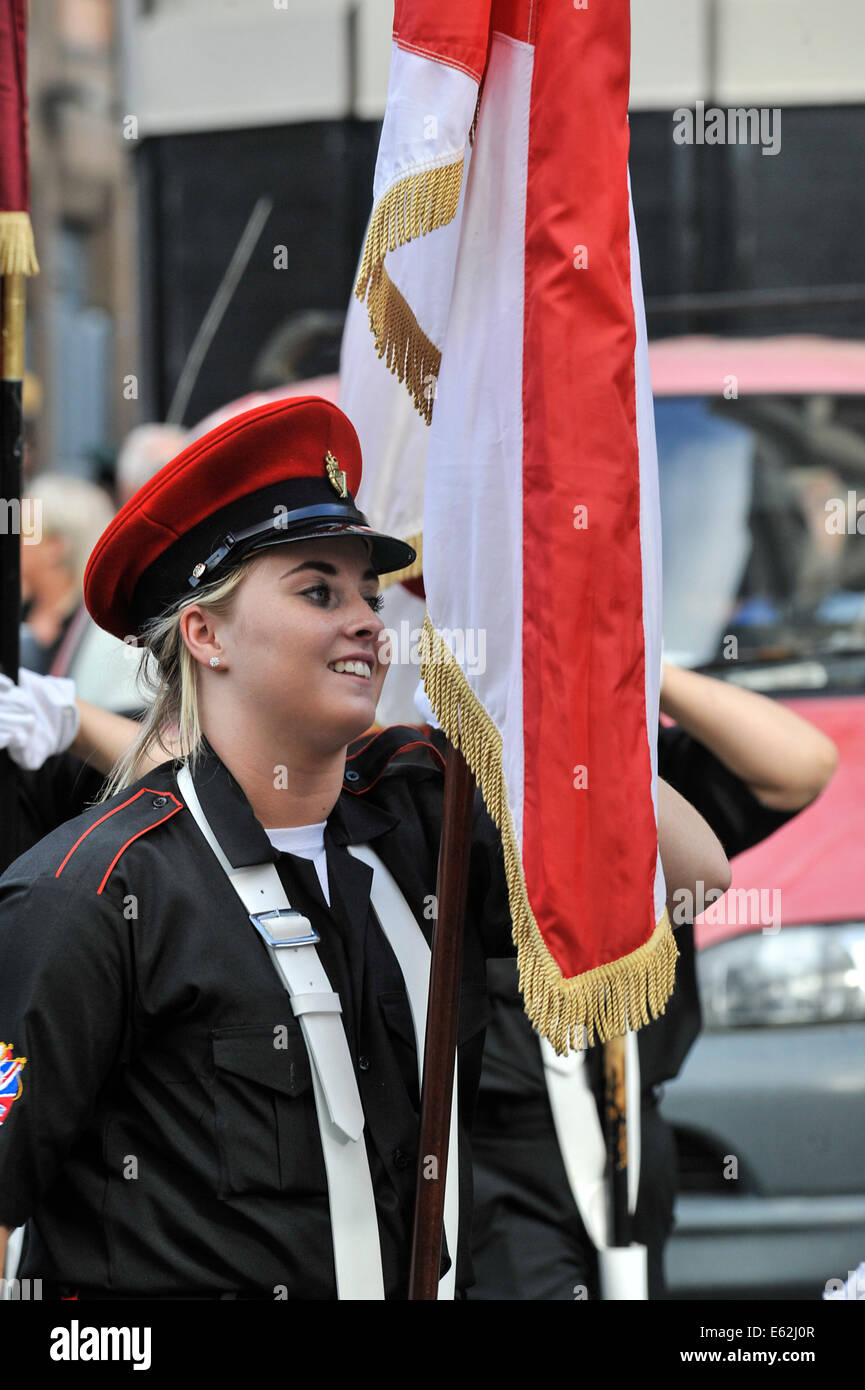 Un elemento femmina della sponda est Ragazzi protestante flauto nastro portante una bandiera lealisti all annuale Apprentice Boys di Derry para Foto Stock