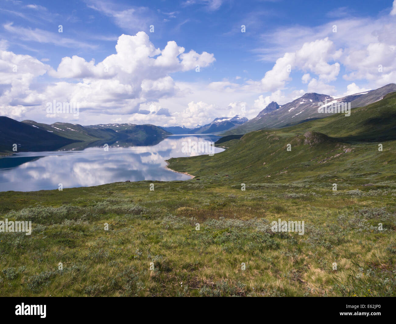 Paesaggio di montagna, Jotunheimen Norvegia Scandinavia, le gamme della montagna nel parco nazionale e lago Bygdin Foto Stock