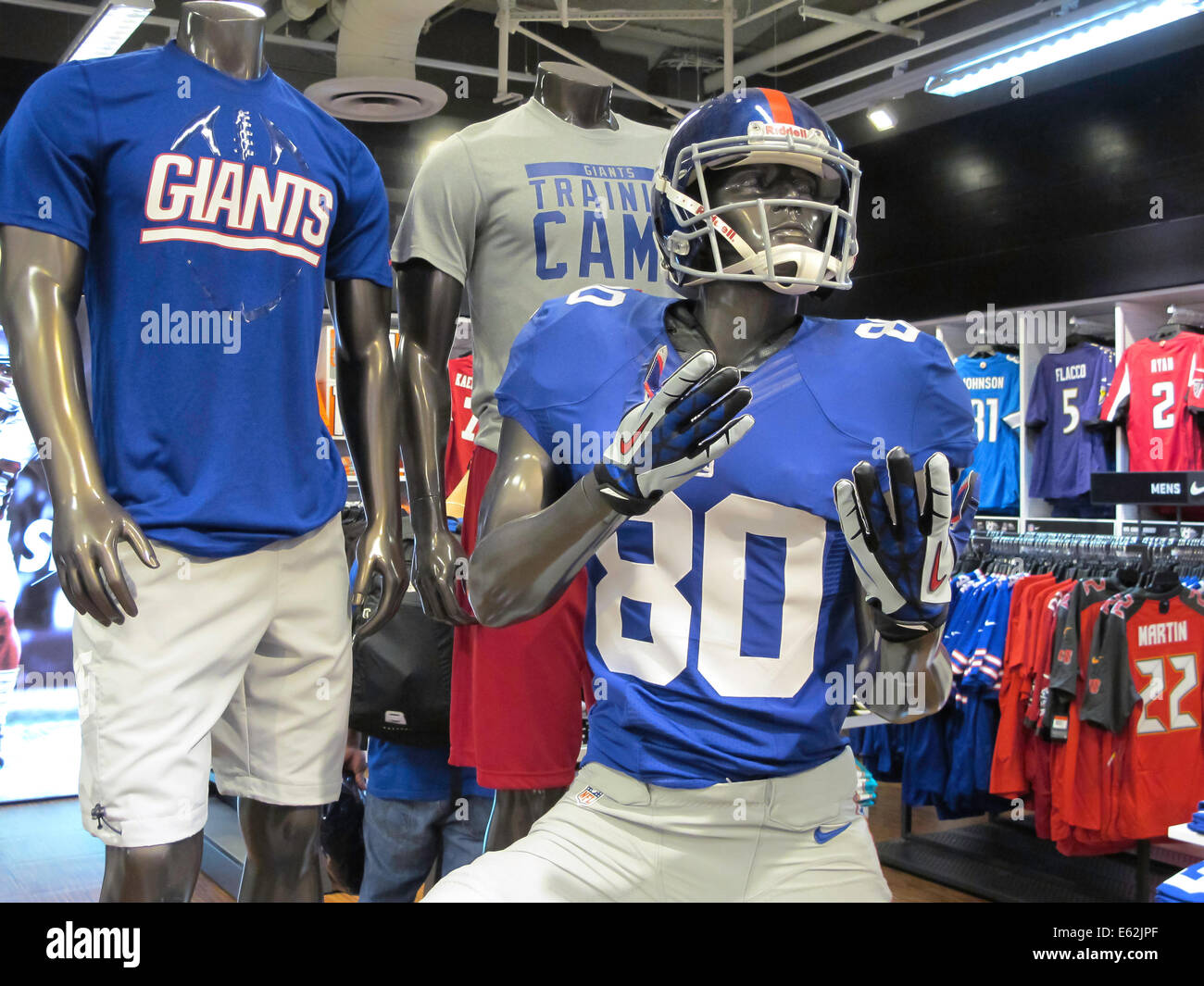 NFL New York Giants di abbigliamento di marca Display, Modell il negozio di  articoli sportivi interni, NYC Foto stock - Alamy