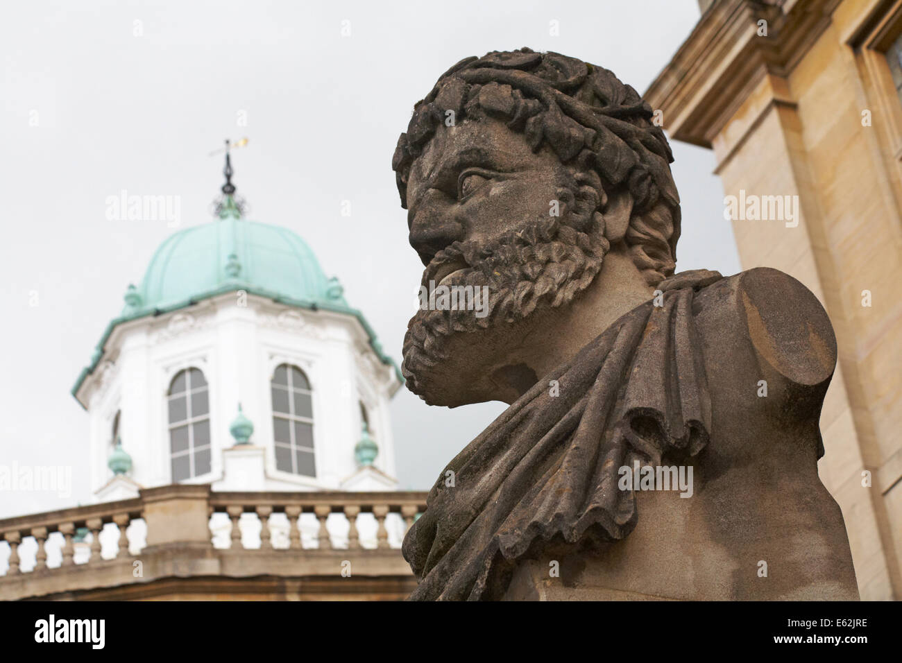 Uno dei busti di filosofi classici, Emperor Heads, al Sheldonian Theatre, Oxford a Oxford, Oxfordshire UK nel mese di maggio Foto Stock