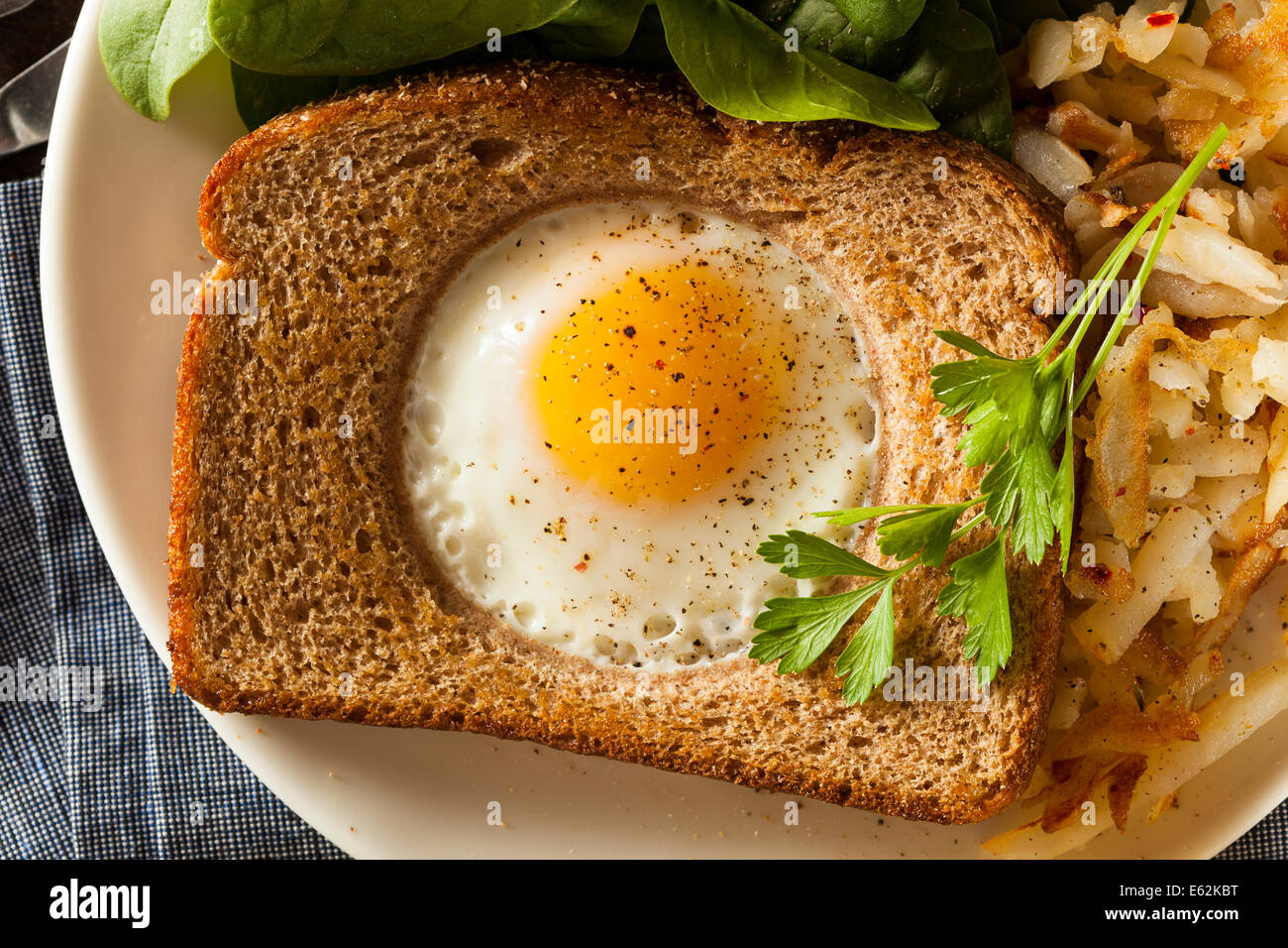 Uovo sani in un cestino per la prima colazione Foto Stock
