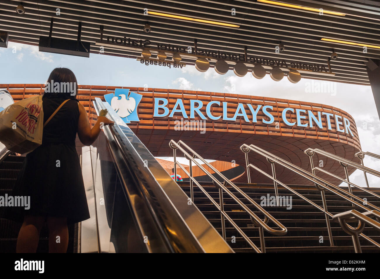 La Barclays Center di Brooklyn a New York è visto uscendo dalla metropolitana Foto Stock