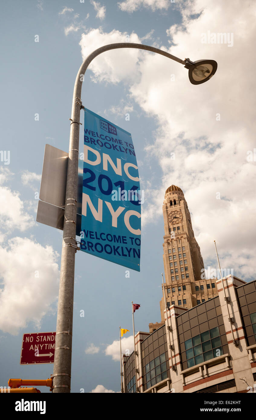 Banner accogliente il comitato nazionale Democratic decorare i lampioni intorno al Barclays Center di Brooklyn a New York Foto Stock