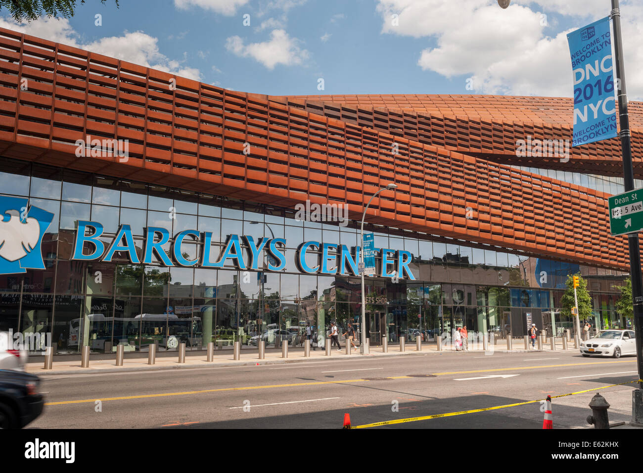 Banner accogliente il comitato nazionale Democratic decorare i lampioni intorno al Barclays Center di Brooklyn a New York Foto Stock