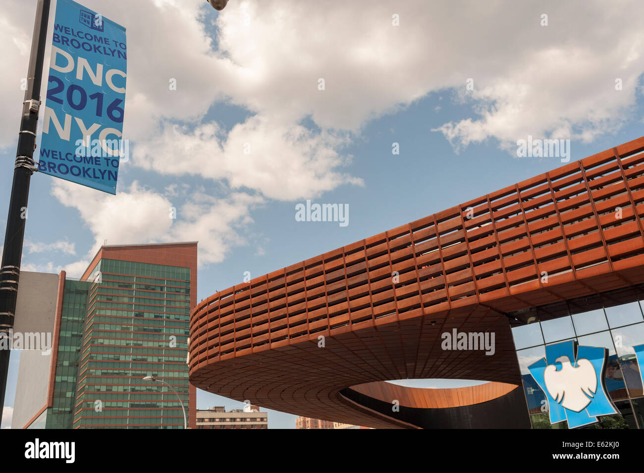 Banner accogliente il comitato nazionale Democratic decorare i lampioni intorno al Barclays Center di Brooklyn a New York Foto Stock