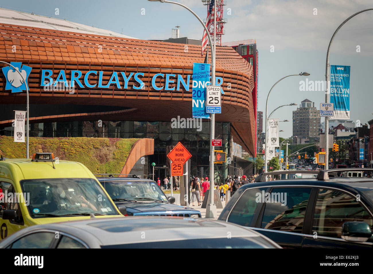 Banner accogliente il comitato nazionale Democratic decorare i lampioni intorno al Barclays Center di Brooklyn a New York Foto Stock