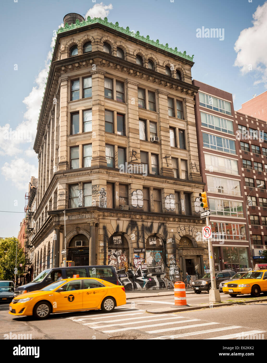 Il punto di riferimento 1898 ex Germania Bank Building all'angolo di Bowery e Spring Street a New York Foto Stock