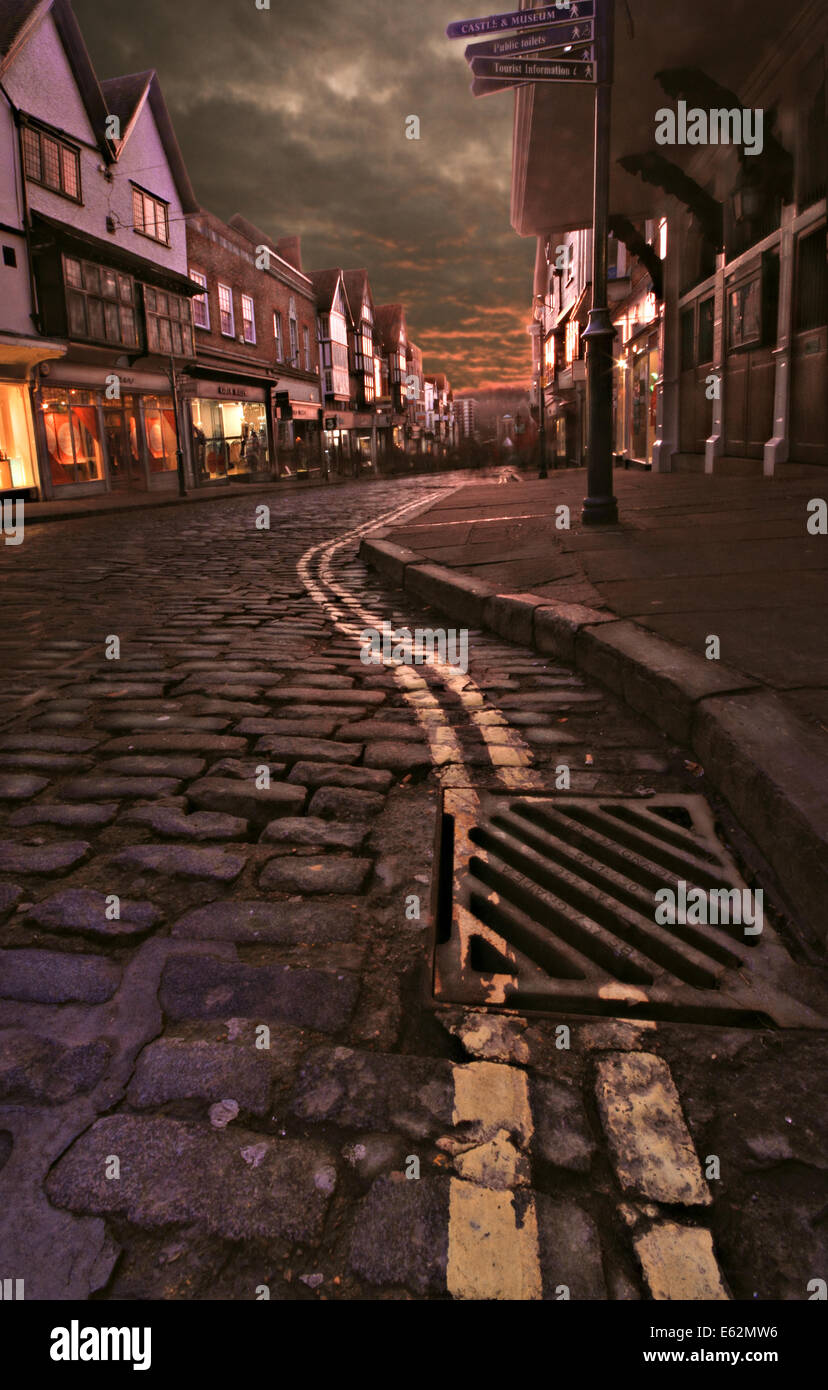 Guildford High Street in inverno, presi da un angolo basso e lunga esposizione. Foto Stock