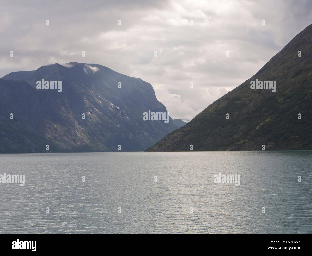 Lago Gjende in Jotunheimen Norvegia, praticamente un fiordo di montagna con ripidi fianchi, la famosa passeggiata Besseggen corre lungo la parte superiore Foto Stock