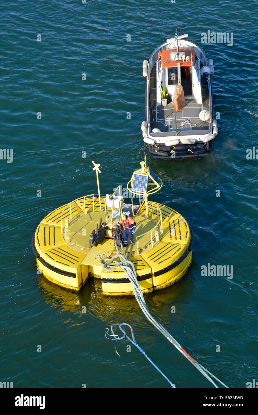Vista aerea motoscafo & ormeggio equipaggio rilasciare navi da crociera falsers fissato a Floatex galleggiante ancora boa ancorata al mare letto solare pannello Ravenna Italia Foto Stock