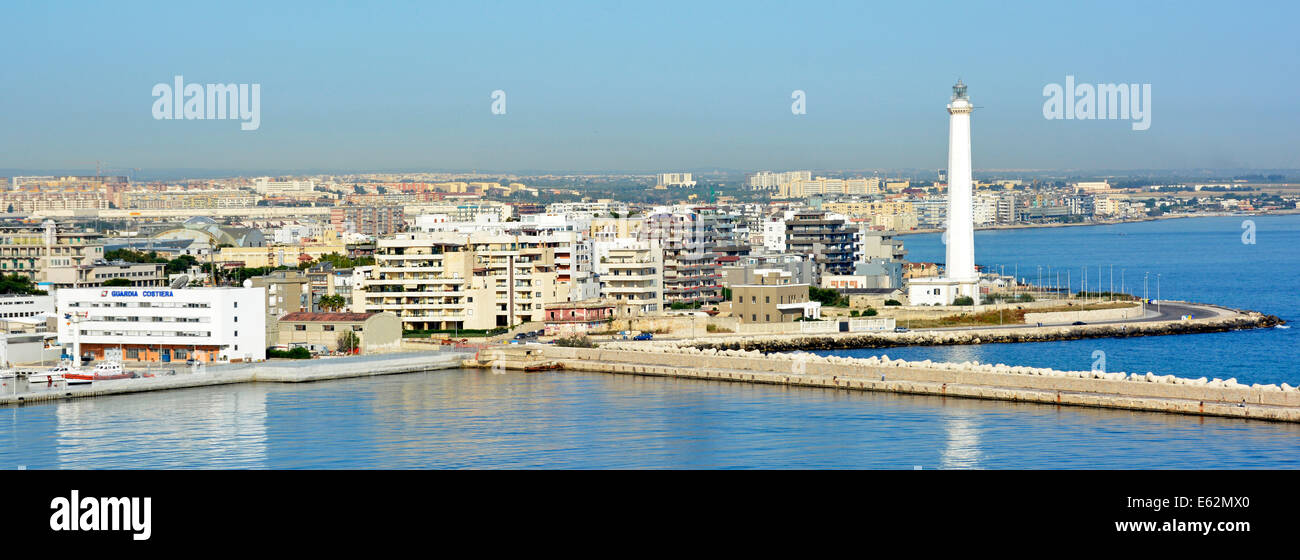 Bari porta la parete del porto e di fronte al mare con il faro Foto Stock
