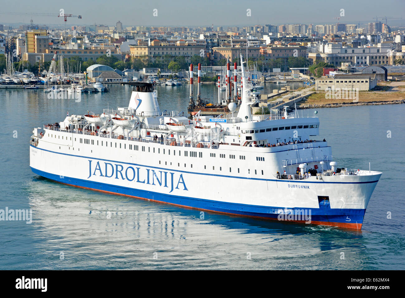 Jadrolinija 'Dubrovnik' croato ferry boat la retromarcia verso il molo del  porto di Bari con la città al di là Foto stock - Alamy