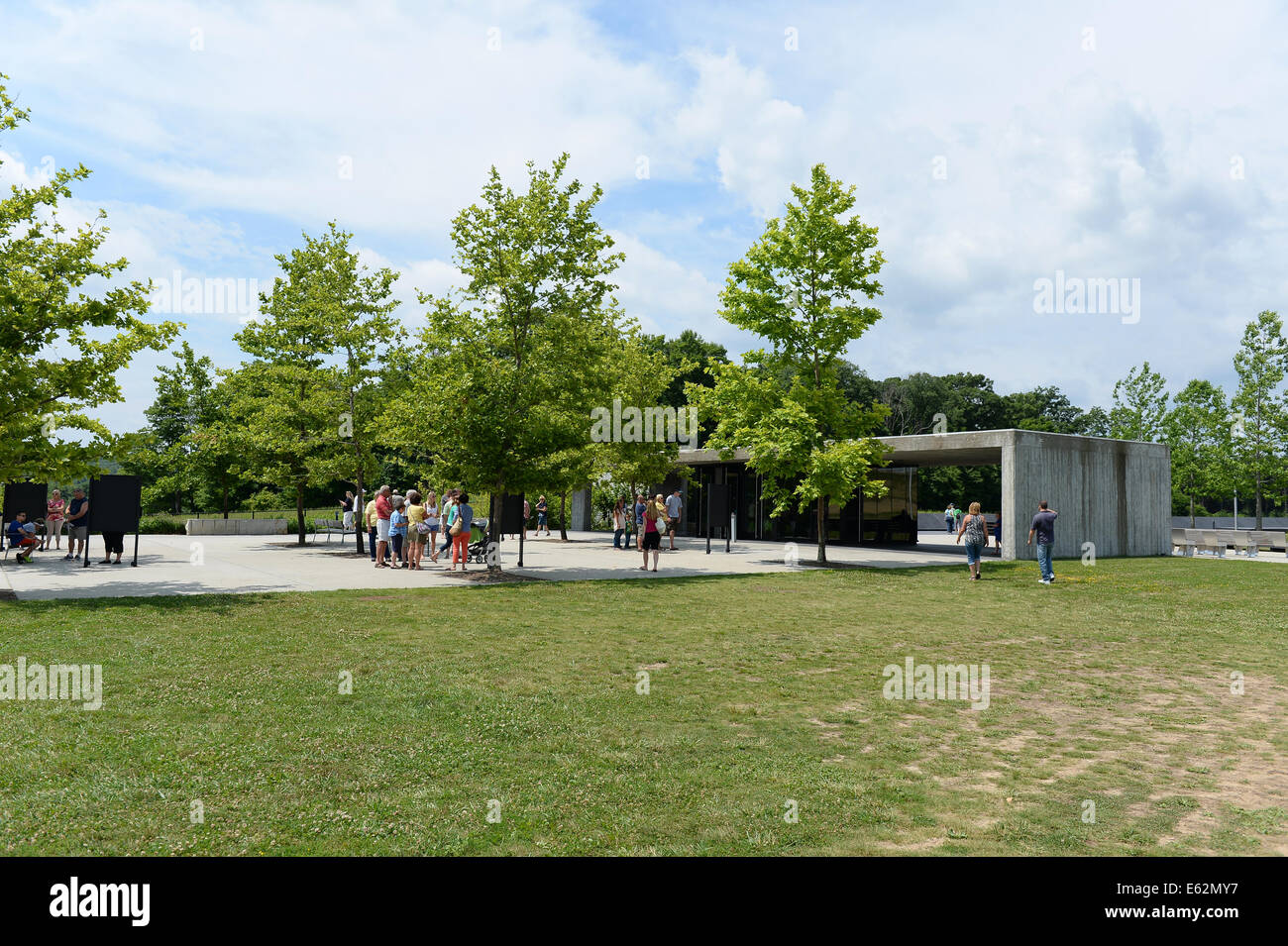 SHANKSVILLE, PENSYLVANIA - luglio 18-2014: Visitatori osservare visualizza a 93 National Memorial fuori Shanksville, PA dove Regno Foto Stock