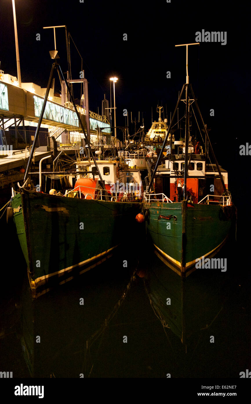 Stromness porto di notte con il traghetto & barche da pesca Foto Stock